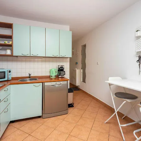 Beachfront In 45060 Apartamento Selce
