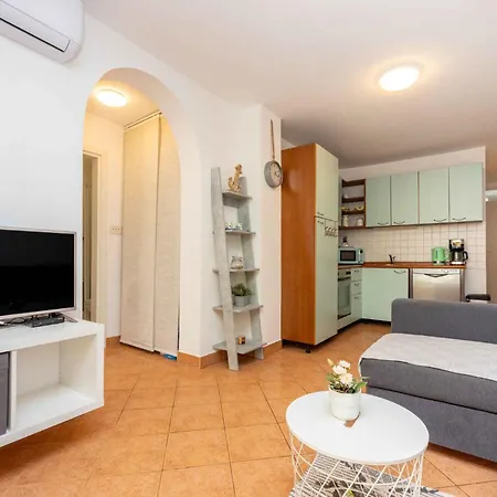 Apartamento Beachfront In 45060 Selce