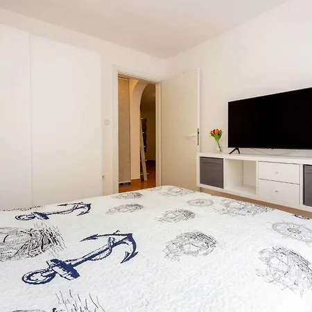 Apartamento Beachfront In 45060 Selce